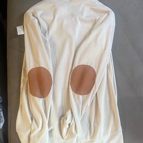 EUC Men’s  Cream and Tan Pullover with Button Details Size Large - Picture 4 of 5